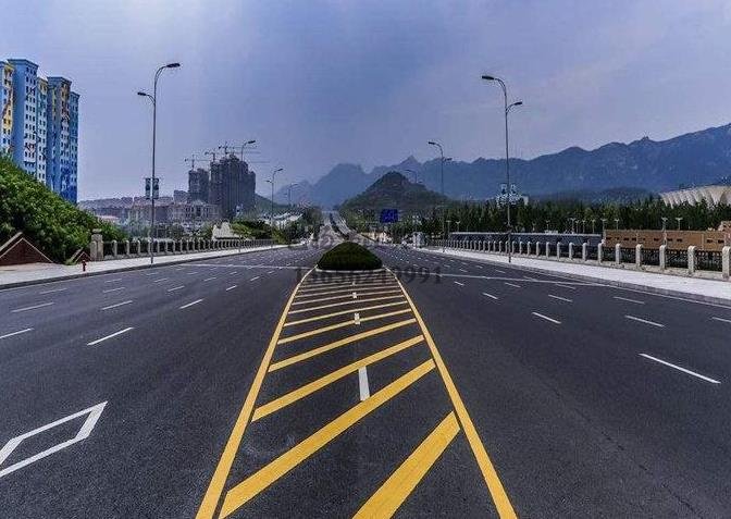 鎮(zhèn)江道路劃線，鎮(zhèn)江道路劃線施工單位？飛揚(yáng)市政專業(yè)可靠！